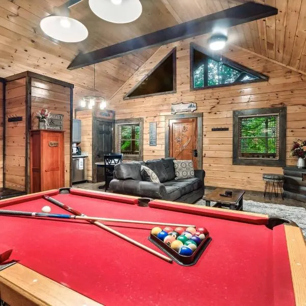 Cute Couples Cabin with Hot Tub Theater Fire Pit，位于赛维尔维尔的酒店