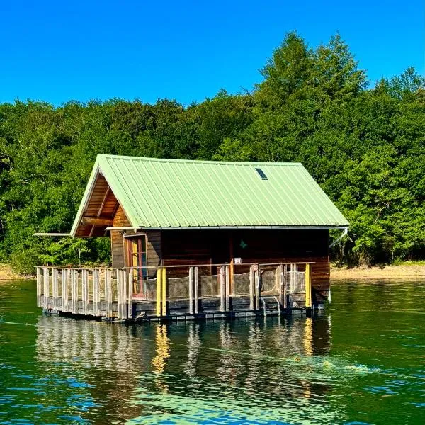 Chalets flottants lac de Saint Étienne Cantalès，位于Saint-Gérons的酒店