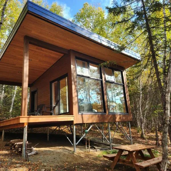 Tanières MicroChalets Charlevoix，位于拜圣保罗的酒店