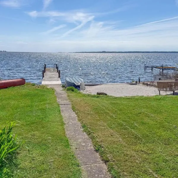 4 Bedroom Lovely Home In Væggerløse，位于瓦格罗斯的酒店