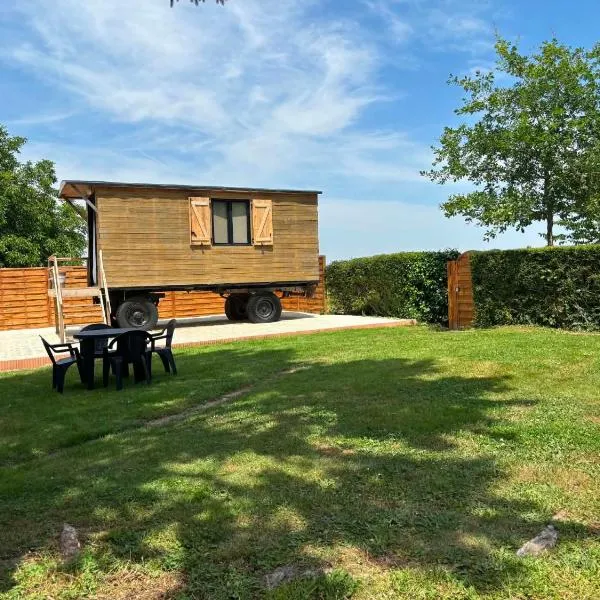 Roulotte cosy vue nature avec espace privé，位于Logron的酒店