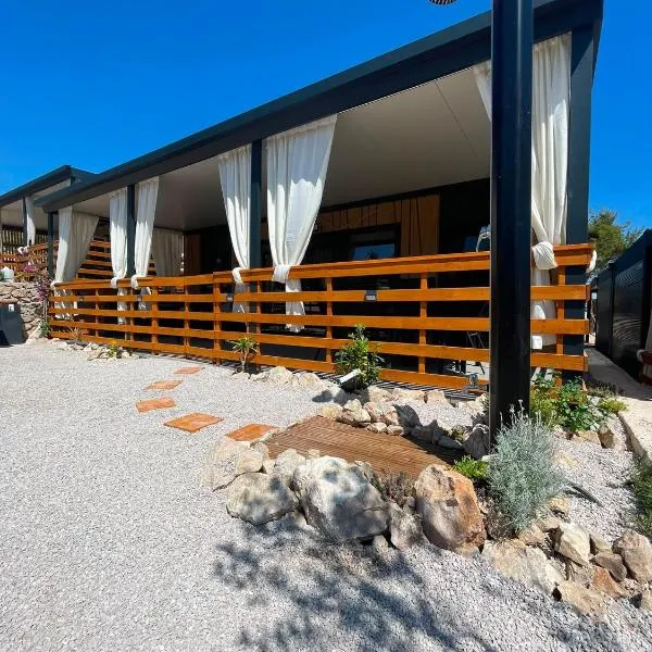 Mobile Homes with Sea View - Green Camp Croatia, Drage，位于德拉格的酒店