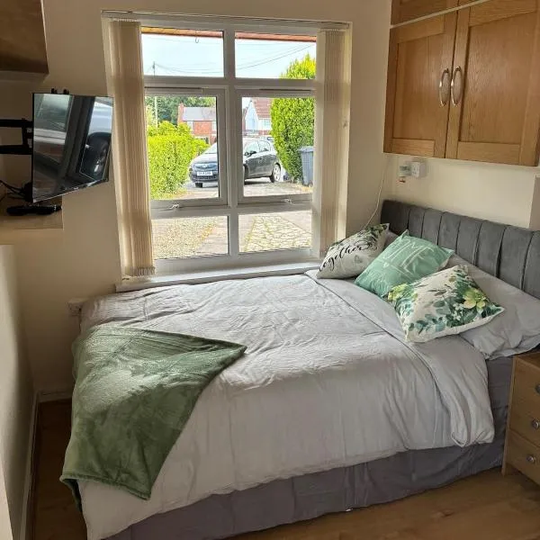 Garden Retreat Free Parking WiFi and Netflix，位于伍尔弗汉普顿的酒店