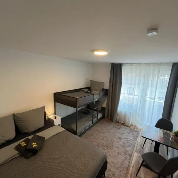 City Hub Room 24 - mit Balkon - Coffee for free -，位于卡尔斯鲁厄的酒店