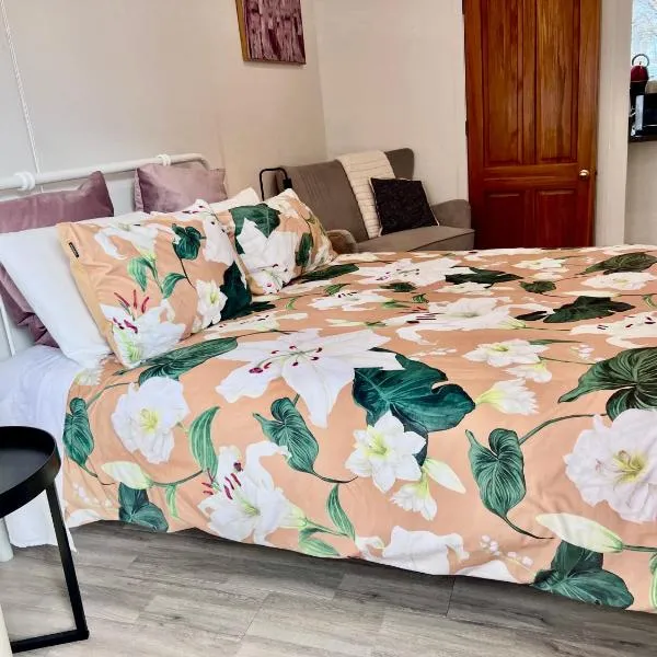 Short Stay- YOUR OWN GUESTHOUSE!，位于Halcombe的酒店