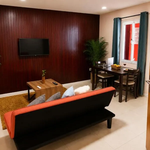 Spacious 1-BR Studio with Fast WIFI l Work-Friendly Stay，位于帕拉马里博的酒店