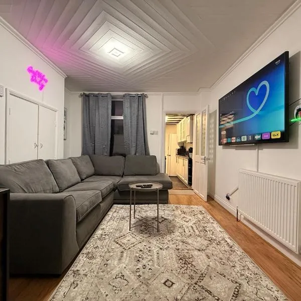 City Centre Fun Pad - PS5, Darts & Ultra Wi-Fi，位于卢顿的酒店