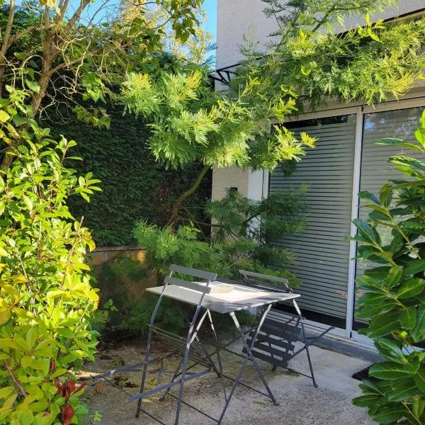 Studio cosy Climatisation, terrasse privée, parking devant la maison，位于讷韦尔的酒店