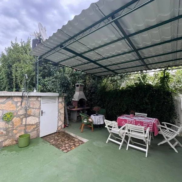 Whole house Ariela, 20m to the beach, has a barbecue, 2 terraces，位于希贝尼克的酒店