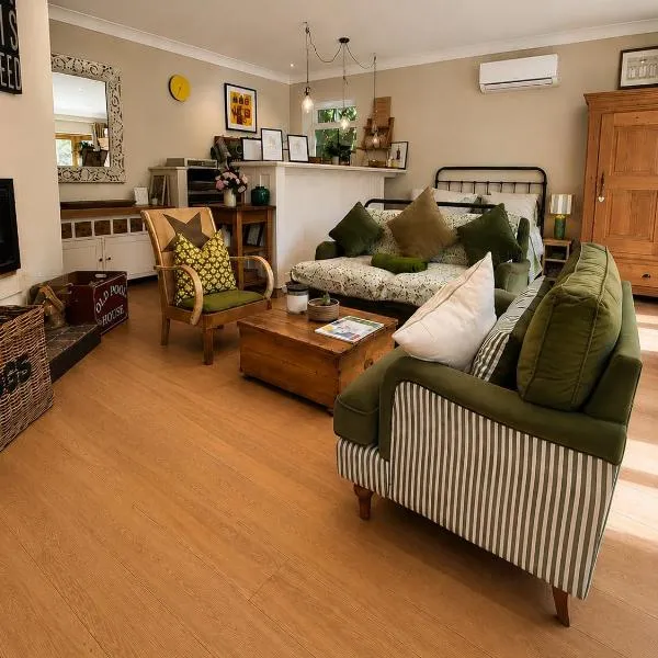 The Old Pool House, Stylish Large Studio in Private Country Estate with Air Con，位于埃文河畔布拉德福的酒店