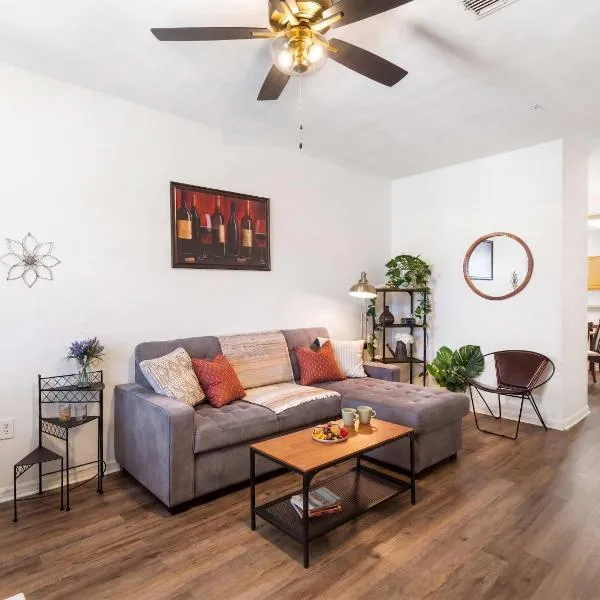 Convenient & Inviting - Fully-Equipped 2BD Condo，位于盖恩斯维尔的酒店
