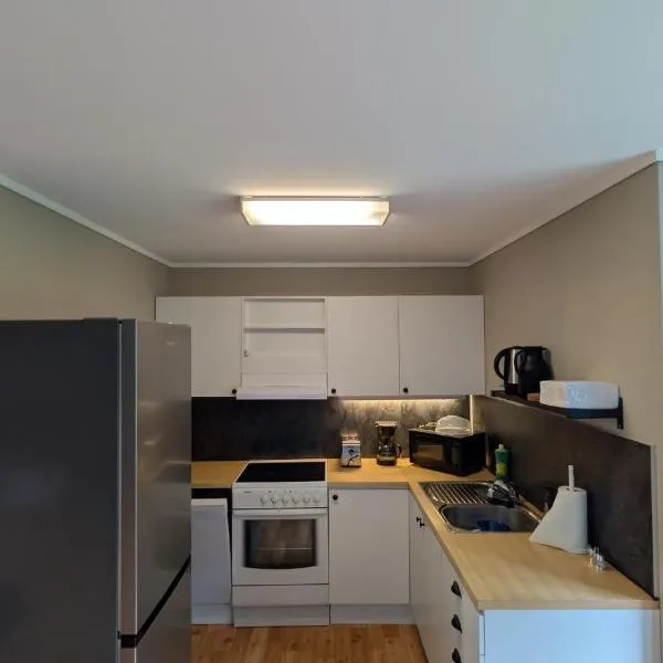 Cozy pet-friendly apartment with parking，位于弗莱克菲尤尔的酒店