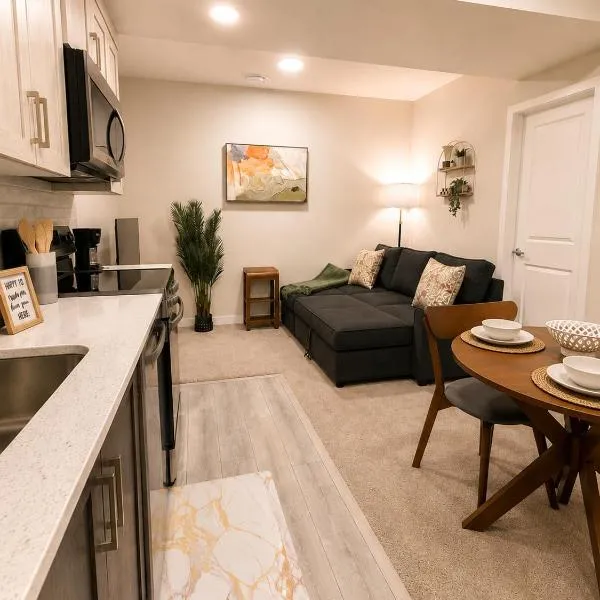 Cozy Private 1BR Basement Suite,位于卡尔加里的酒店