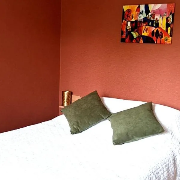 Logement entier RDC quartier historique Parthenay，位于帕尔特奈的酒店