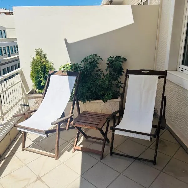 Brown Balcony Suite No 1, Piraeus Port，位于比雷埃夫斯的酒店