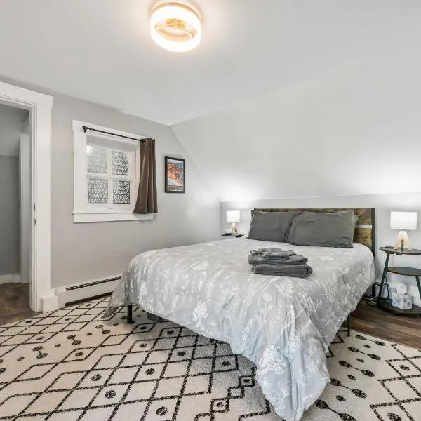 Bond Modern Cozy Apt 2nd Floor，位于Whitefield的酒店