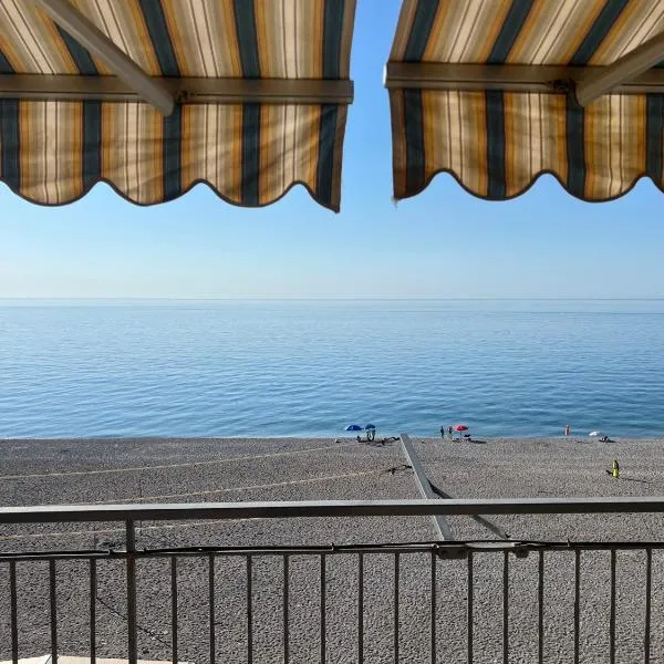 Double View Sea - beachfront Ext，位于马斯卡利的酒店