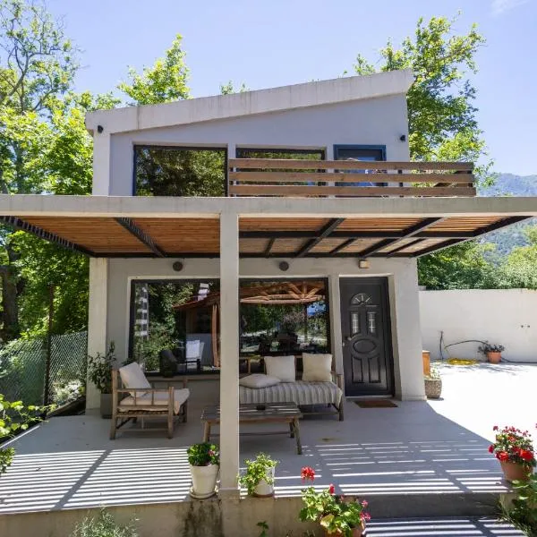 Stream House - Luxury living next to the river，位于萨莫色雷斯的酒店