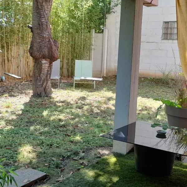 2 pièces de plain-pied avec parking et jardin au calme，位于安东尼的酒店