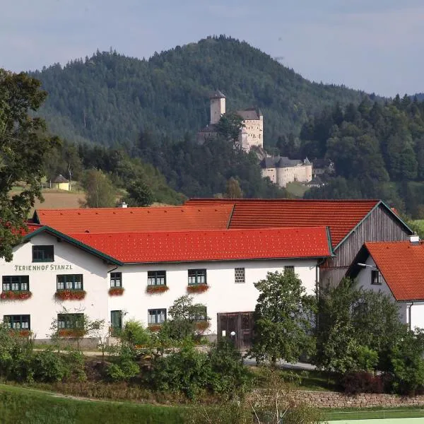 费里恩霍夫斯坦泽尔住宿加早餐旅馆，位于罗西瑙城堡的酒店