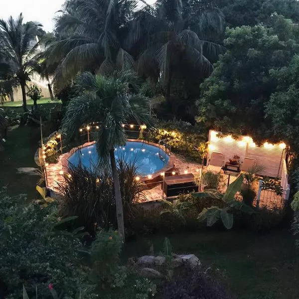 Villa créole BwaSilva avec vue mer, piscine, près de Malendure, Bouillante，位于波尔兰特的酒店