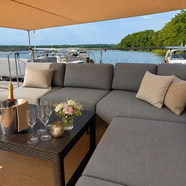Hausboot mit Sauna - TraumZeitBoot Heidi - exklusiver Festlieger in perfekter Lage am Scharmützelsee Bad Saarow，位于巴特萨罗皮斯库夫的酒店
