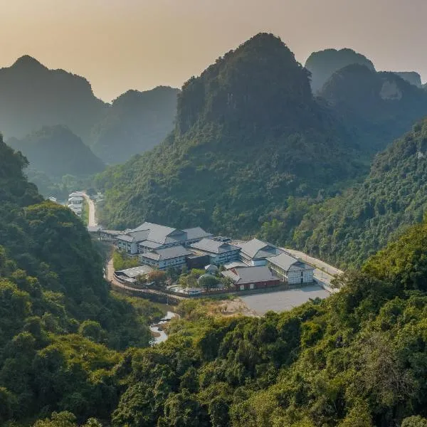 Hilton Quang Hanh Onsen Resort，位于Cẩm Phả的酒店