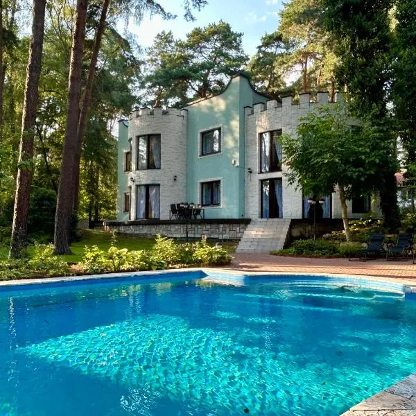 Villa with outdoor pool Warsaw，位于Magdalenka的酒店
