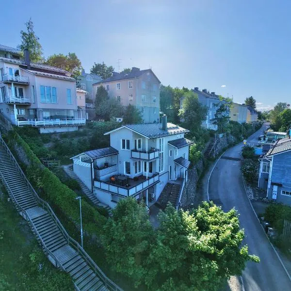 Villa Rajaportti Loft House-Sleeps 14-Lake Views-Sauna Capital-Front Yard Parking-Electric Vehicle，位于坦佩雷的酒店