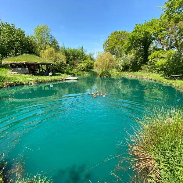 Sapphire Hut and Natural Paradise Swimming Pool，位于彻奇斯特雷顿的酒店