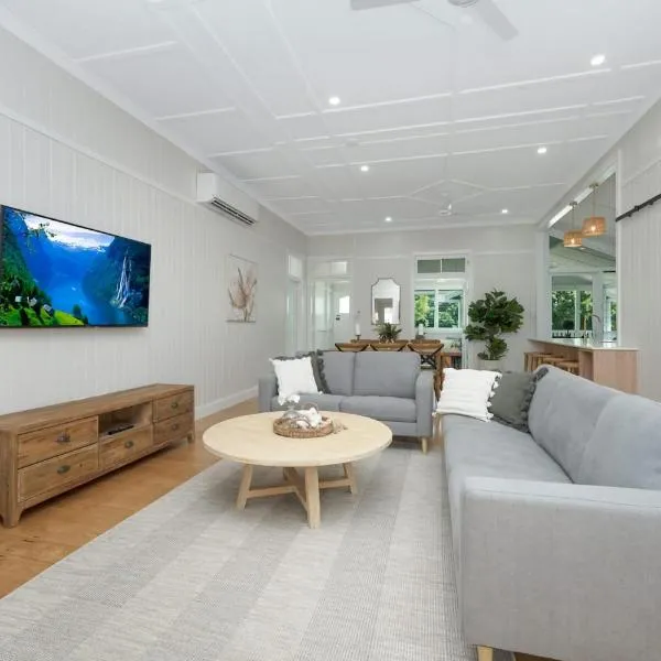 Grand 4BR Queenslander on Harold Sleeps 7，位于North Ward的酒店