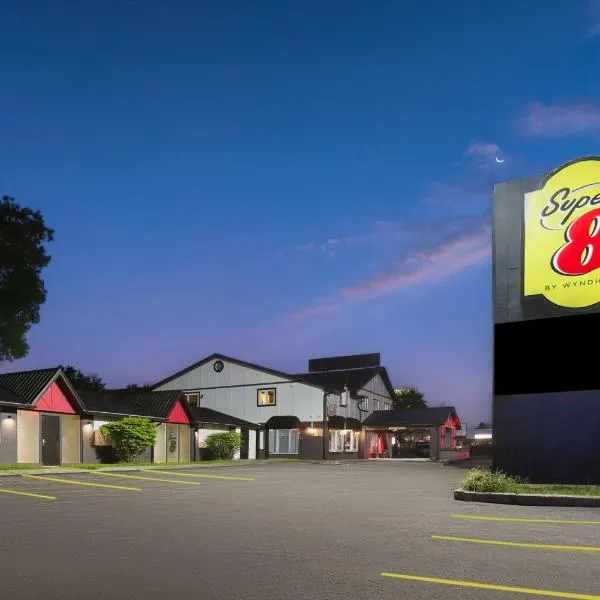 Super 8 by Wyndham Gananoque - Country Squire Resort，位于加纳诺克的酒店