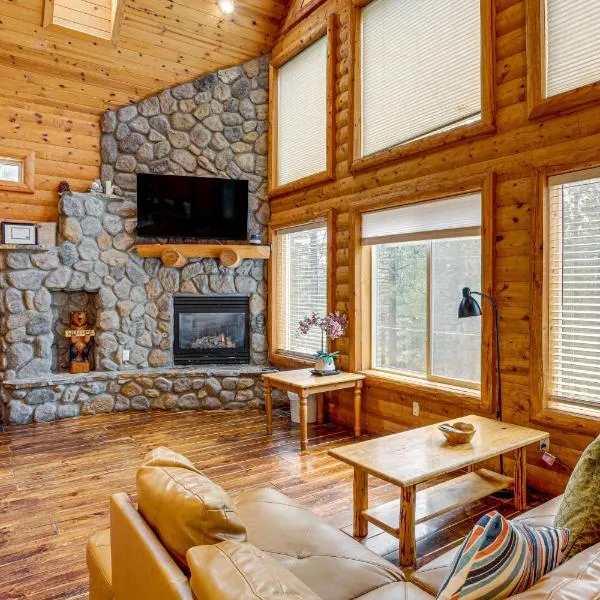 Hot Tub, Indoor Pool! Home 8 Mi to Heavenly Skiing，位于南太浩湖的酒店
