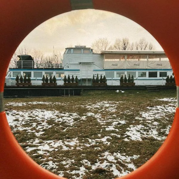 Unique Boat Apartments by Lake - Kajuta 1958，位于纳梅斯托沃的酒店