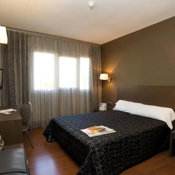 西斯内罗斯酒店，位于Torres de la Alameda的酒店