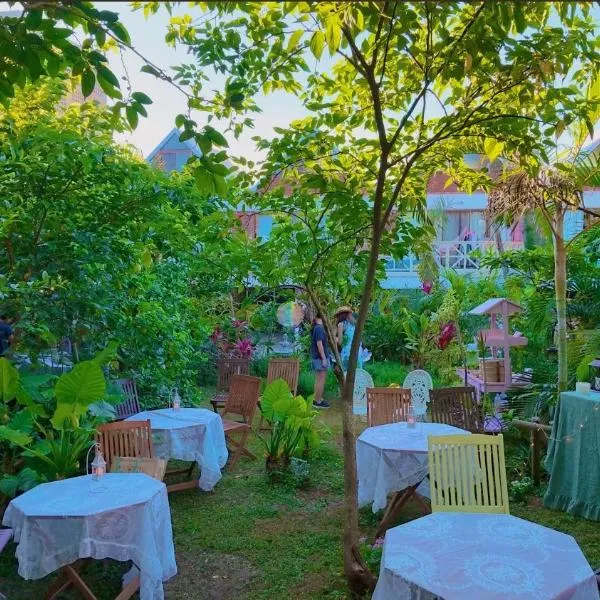 猫とピアノと星空のリゾートブティックコテージ -Starry Forest Cottage Okinawa-，位于恩纳的酒店