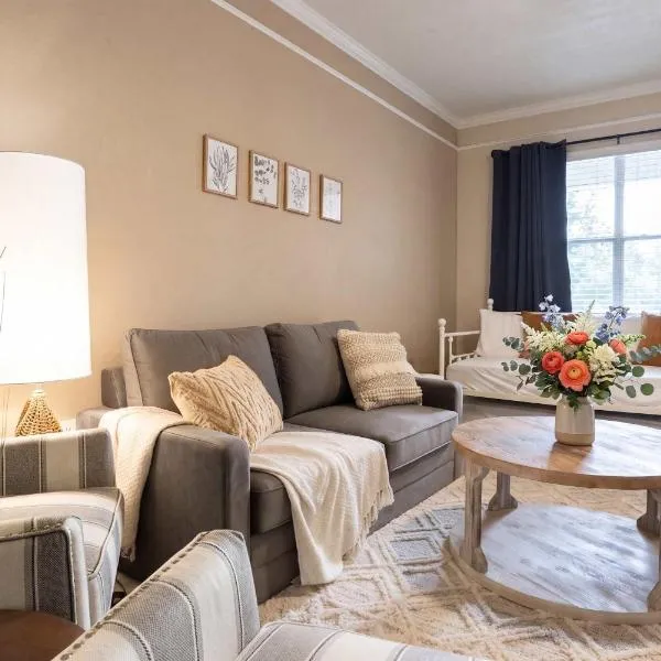 Stylish Sanctuary King Beds Upscale Condo，位于盖恩斯维尔的酒店
