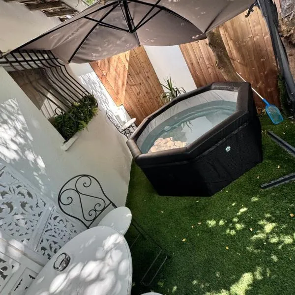 Modern suite with jacuzzi，位于土伦的酒店