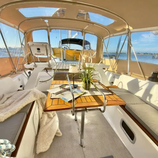 Hausboot Segelyacht Nui，位于费曼城堡的酒店