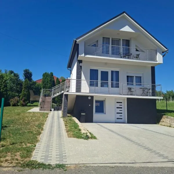 Gyöngyvirág Apartmanház，位于佐洛卡罗斯的酒店