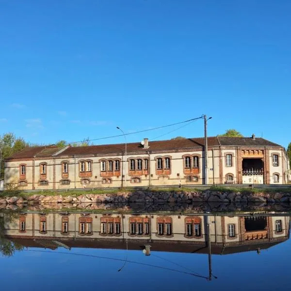 le relais Perrusson, Bed and breakfast et camping à la tuilerie，位于Écuisses的酒店