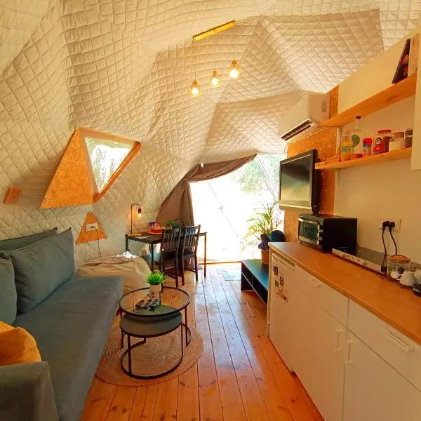 Olive Dome 2 - כיפה גיאודזית קטנה ומודרנית בין עצי הזית，位于雅弗尼的酒店