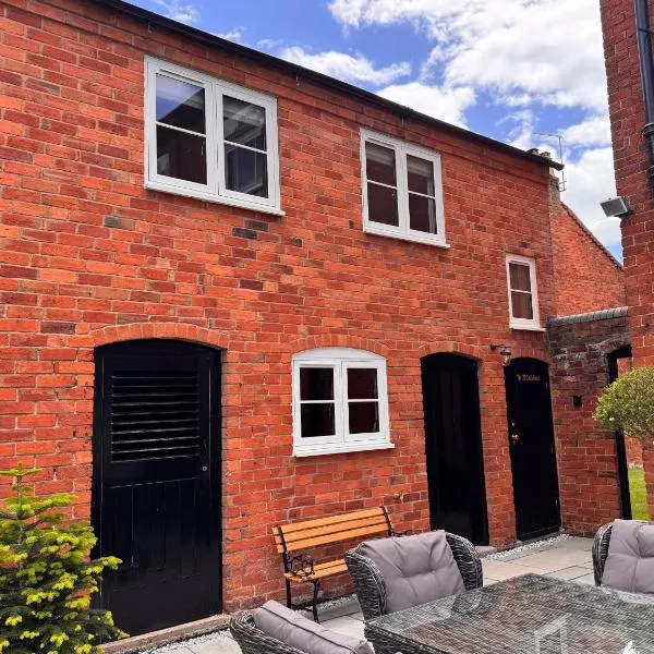 The Old Coach House - A beautifully renovated detached coach house in the centre of Astwood Bank，位于雷迪奇的酒店