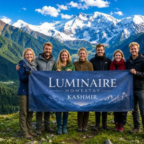 Luminaire Homestay - Family Stay with Attached Bath & Kitchen，位于斯利那加的酒店