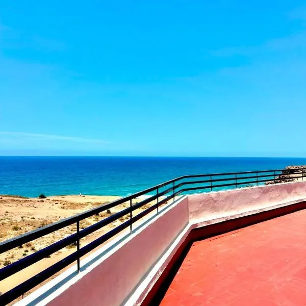 Gated oceanfront residence - chic apartment，位于塞拉的酒店