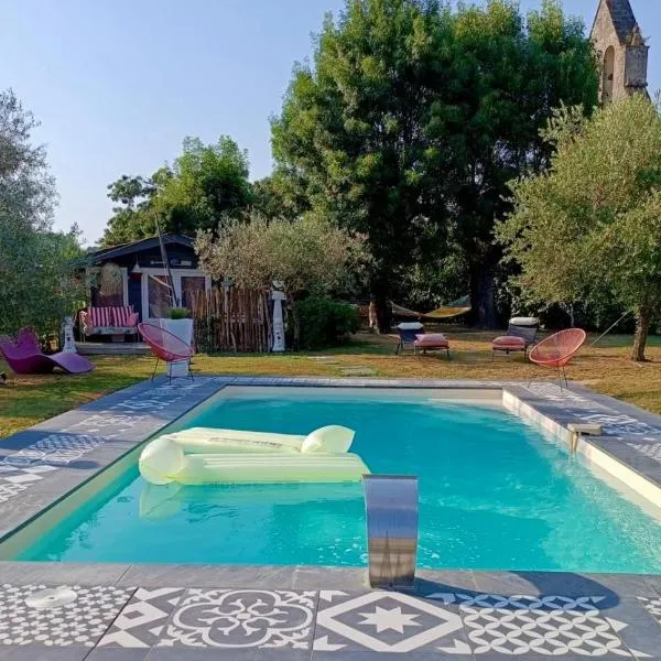 Cabane romantique climatisée avec piscine en pleine nature,位于Montignac的酒店
