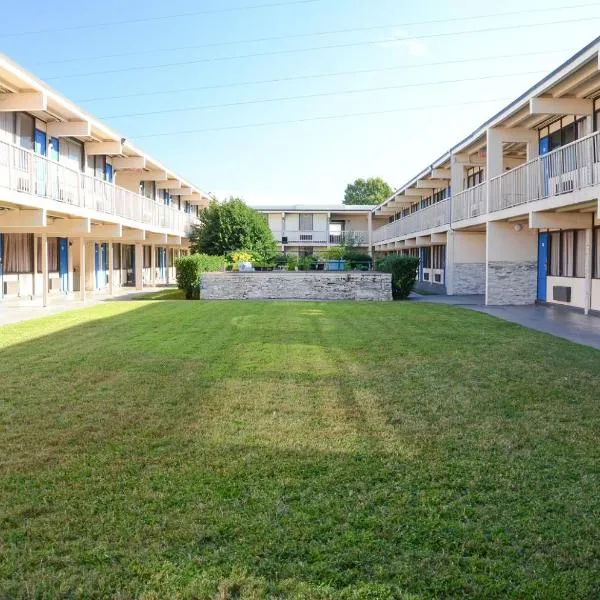 James River Inn & Suites，位于纽波特纽斯的酒店