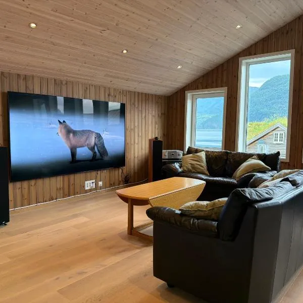 Living in a Nikolai Astrup motif 96m2，位于Vassenden的酒店