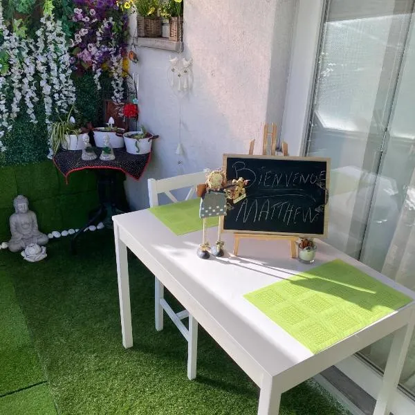 Charming Studio in Charleroi City Center, 75 m² with Terrace，位于沙勒罗瓦的酒店
