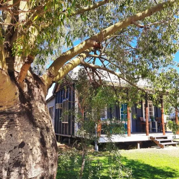 Rosewood Cottage -Entire 2 bedroom home with Netflix & WiFi，位于Tambo的酒店